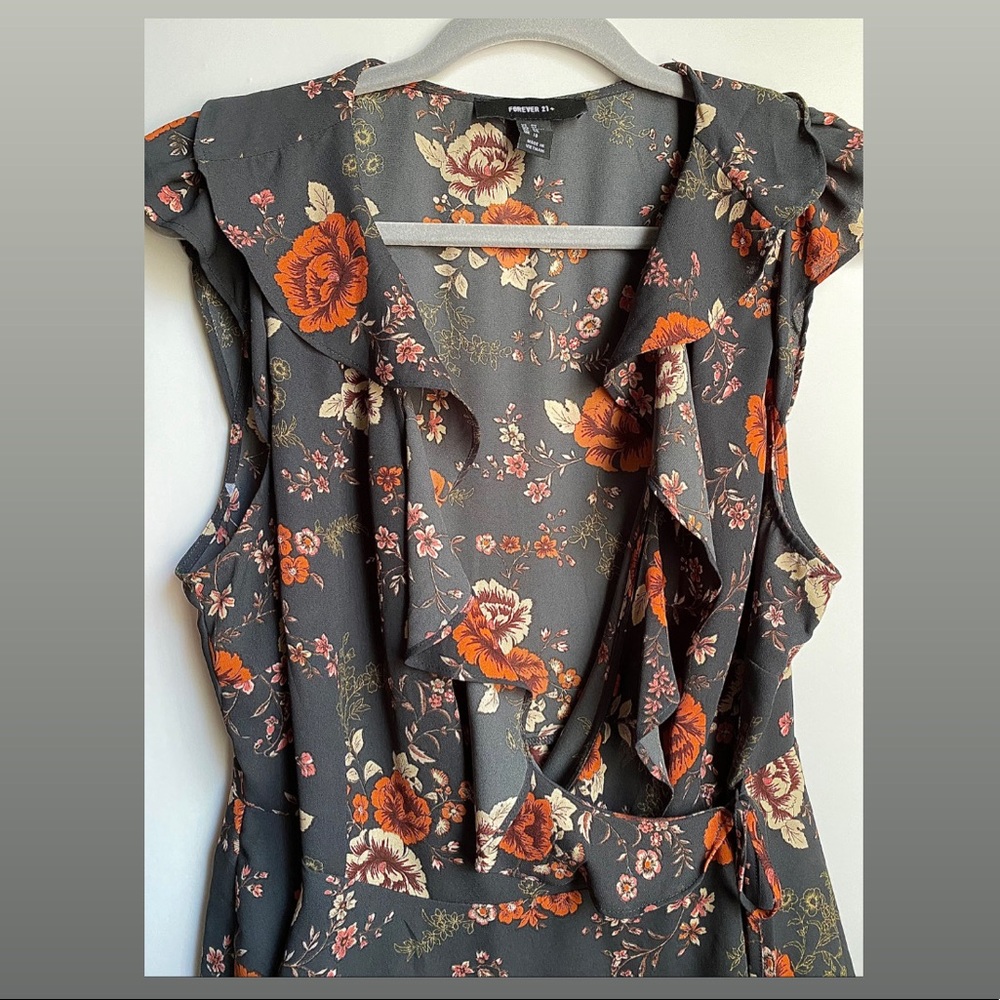 Floral sleeveless blouse.